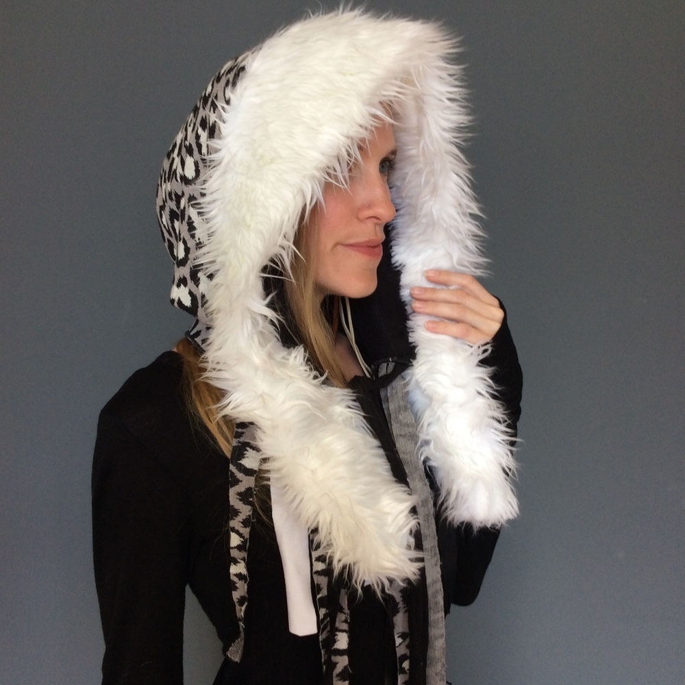 Grey Leopard Print Fringe Hood with White Fur Trim - Picture 1 of 8